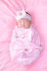 newborn baby,Close-up beautiful sleeping baby boy. Newborn baby sleeping on a blanket, beautiful pictures, seven days, newborn baby wearing large cloth, cloth rose headband.