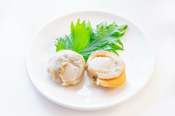 お皿に盛ったボイルホタテ貝