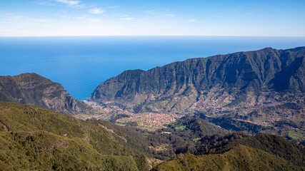 Naklejka premium Blick auf die Küste und die Kleinstadt São Vicente vom Aussichtspunkt Miradouro da Bica da Cana auf der Insel Madeira in Portugal