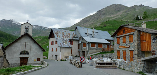 Fototapeta na wymiar Alpen in Frankreich - Route des Grandes Alpes mit Kirche