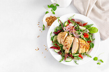 Chicken breast grilled and fresh vegetable salad - obrazy, fototapety, plakaty