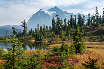 Picture Lake Mount Baker hiking trail in Autumn - 591789737