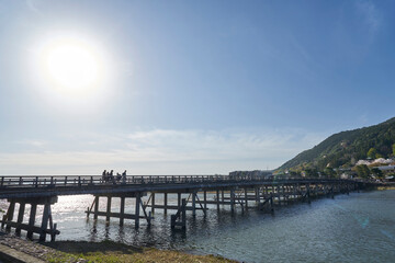 Obraz premium 渡月橋と桜