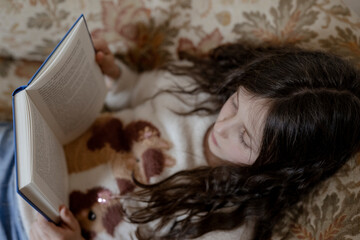 Mädchen, 8 Jahre, liest ein Kinderbuch