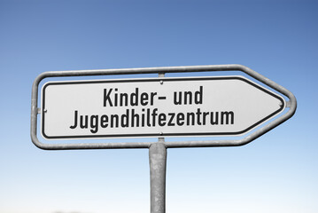 Fototapeta premium Wegweiser, Kinder- und Jugendhilfezentrum