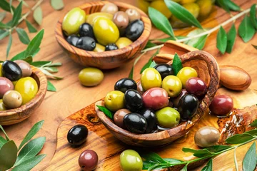 Foto op Plexiglas Kalamata, green and black olives in the wooden bowls. Food background. Top view. © volff
