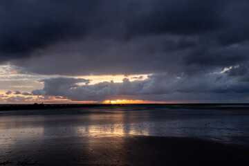 Obraz premium Dramatic sky during sunset beach view