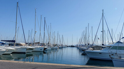 Fototapeta na wymiar Hafen an der Cote d'Azur in Frankreich Port de Santa-Lucia
