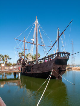 El Muelle de las Carabelas es un museo ubicado en Palos de la Frontera, Huelva, Andaluc&iacute;a. En &eacute;l se encuentran las reproducciones de La Ni&ntilde;a, La Pinta y La Santa Mar&iacute;a
