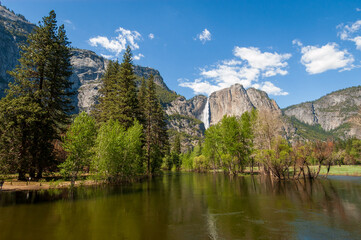 Fototapeta na wymiar Mirror Lake at Yosemite National Park