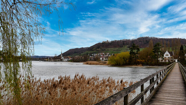F&uuml;&szlig;g&auml;ngersteg zur Insel Werd in Eschenz / Schweiz mit Blick auf Stein am Rhein und zur Burg  Hohenklingen