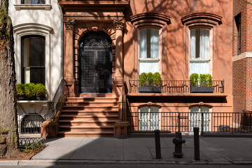 Typical Brownstone with stoop steps to entrance in Brooklyn Heights, New York City - obrazy, fototapety, plakaty