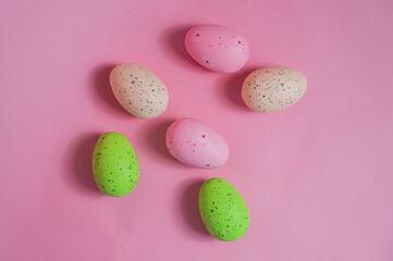 Obraz na płótnie Canvas Painted quail eggs on a pink background. Easter decorations. 