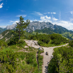 Fototapeta na wymiar Wanderweg in Tirol