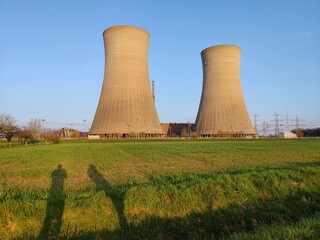 Fototapeta premium Atomkraftwerk (AKW / KKW) Grafenrheinfeld, zwei Kühltürme