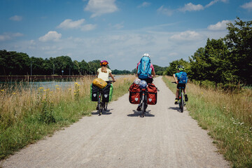 Familie auf einer Fahrradtour entlang des Dortmund-Ems Kanals bei Münster in den Sommerferien,...