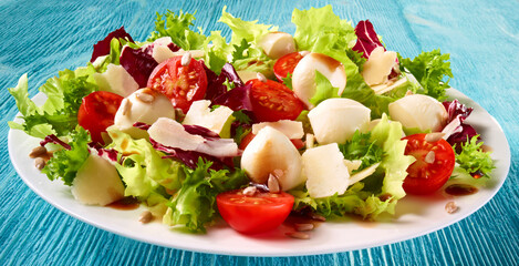 Gemischter Salatteller auf türkisem Holzfond