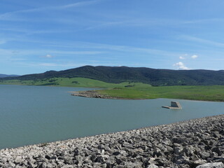 Fototapeta premium nicht voller Stausee in Andalusien Spanien