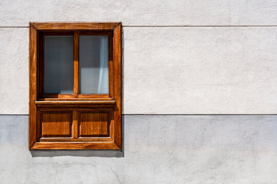 Ventana de madera en fachada gris t&iacute;pica canaria