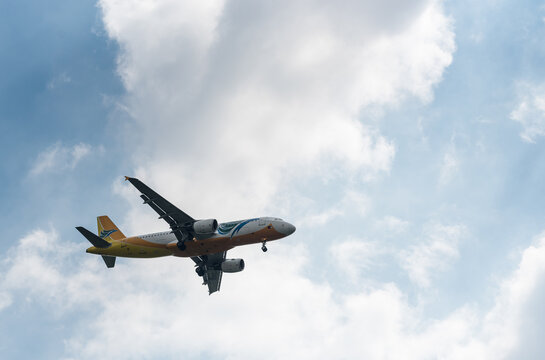 Cebu Pacific Airlines Airbus A320 RP-C3243 Landing in Manila International Airport