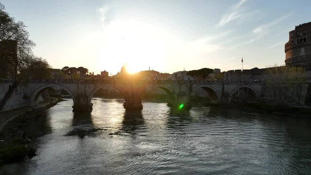 Tramonto sul fiume Tevere, Castel Sant'Angelo e sulla Basilica di San Pietro a Roma 
Vista aerea spettacolare sulle mete turistiche di Roma. Italia.