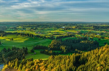 Ausblick ins ostallgäuer Alpenvorland an einem herbstlichen Abend im Oktober