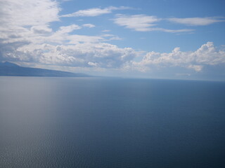 Wunderschöne Aussicht auf ein Meer/See