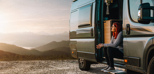 Fototapeta Frau genießt ihren Urlaub im Camper Van Camper Life obraz