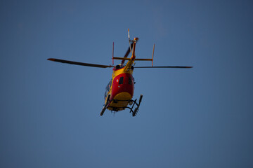 Fototapeta na wymiar hélicoptère en intervention