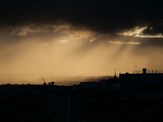 Schöner Sonnenuntergang über einer Stadt