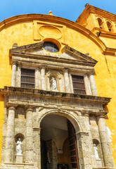Obraz premium A view of the church of santo Domingo in Cartagena, Colombia.