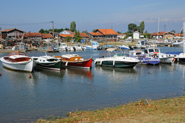 Fototapeta na wymiar oyster farming village of La Tete de Buch