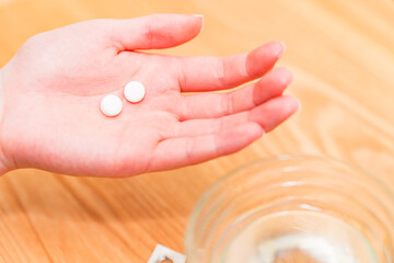 くすり を 飲む 【 服薬 の イメージ 】
