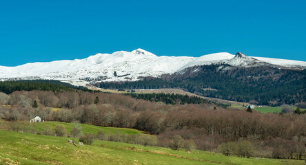 Vu sur le Massif du Sancy en hiver,  parc naturel regional des volcans d'auvergne, départemnt du Puy de Dôme, Auvergne-Rhône-Alpes, France, Europe
