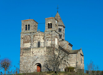 Naklejka premium Eglise romane de Saint-Nectiare Parc naturel regional des volcans d'Auvergne. Département du Puy de Dôme. Auvergne-Rhône-Alpes. France. Europe