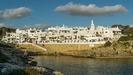Fototapeta premium Binibeca pequeño pueblo de pescadores. Sus laberínticas calles y sus casas encaladas lo convierten en uno de los pueblos más bonitos de Menorca.