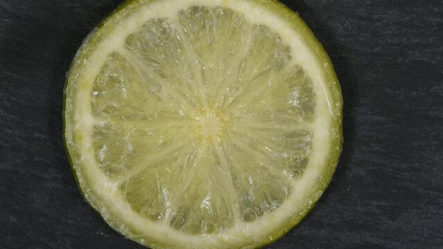 timelapse di ghiaccio che si scioglie con frutta in mezzo, timelapse di frutta congelata