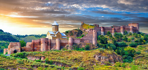 Picturesque sunrise over the ancient Narikala fortress in the city of Tbilisi - obrazy, fototapety, plakaty