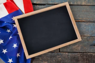 Fotobehang Amerikaanse plekken American flag with chalkboard on table