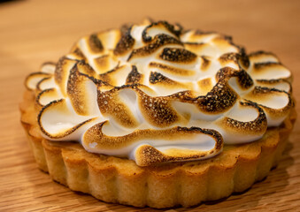 Delicioso postre de limón con el top flameado, postre gourmet y hecho en casa.