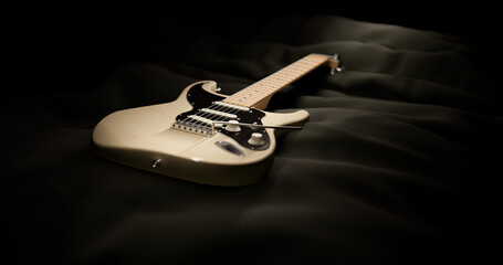 Schöne elektrische Gitarre in perlmut Weiss auf dunklem Hintergrund 