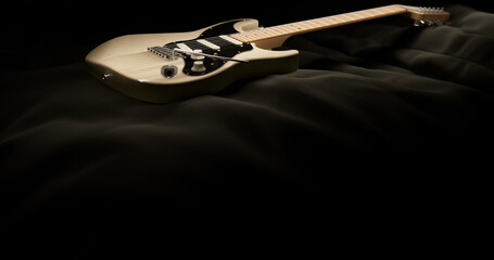 Schöne elektrische Gitarre in perlmut Weiss auf dunklem Hintergrund 