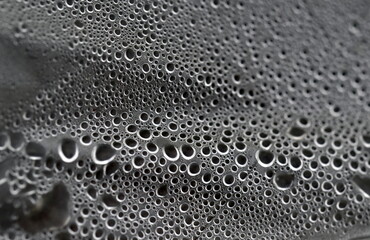 Kondenstropfen auf einer durchsichtigen Plastikfolie