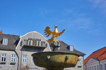 Schöner Marktbrunnen in Goslar mit einem vergoldeten Reichsadler, Norddeutschland, Niedersachsen.