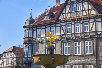 Schöner Marktbrunnen in Goslar mit einem vergoldeten Reichsadler, Norddeutschland, Niedersachsen.