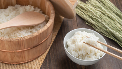 日本の食事｜茶碗に盛られたご飯と木製おひつと稲穂