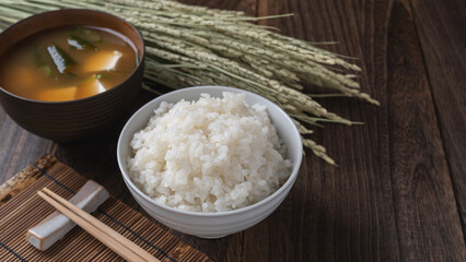 日本の食事｜おいしそうなご飯と味噌汁と収穫した稲穂