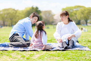公園でピクニックをする家族