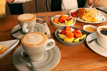 Desayuno saludable con capuchino y fruta fresca