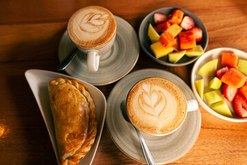 Desayuno saludable con capuchino y fruta fresca